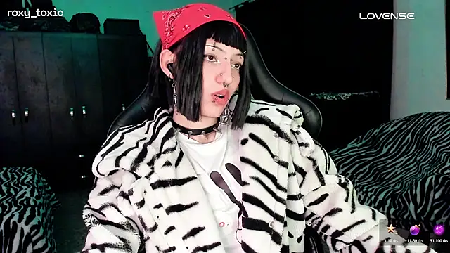 Snapshot of roxy_toxic chatting on 11.08.25 roxy toxic online show from 11.08.25