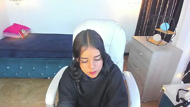 Nicole Foxx  online show from 02.18.25