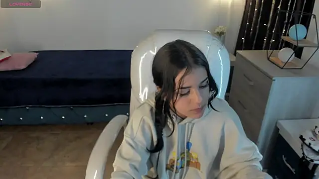 Nicole Foxx  online show from 02.25.25