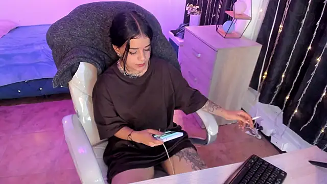 Nicole Foxx  online show from 03.20.25