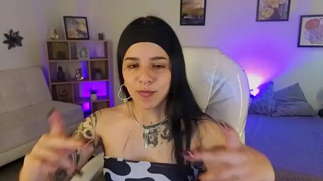 Nicole Foxx  online show from 10.16.25