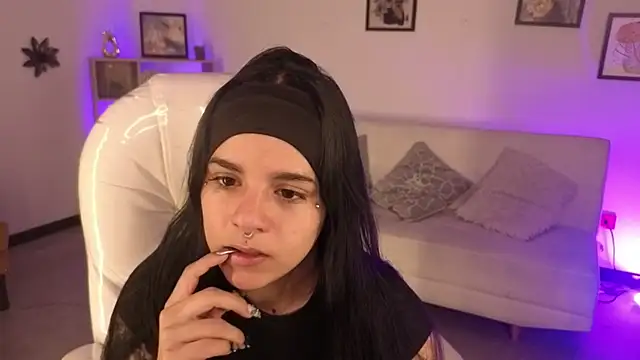 Nicole Foxx  online show from 11.20.25