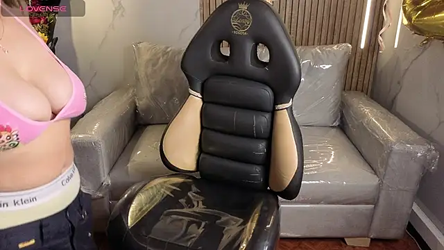 Snapshot of Kitten_Cam chatting on 07.04.26 Kitten Cam online show from 07.04.26