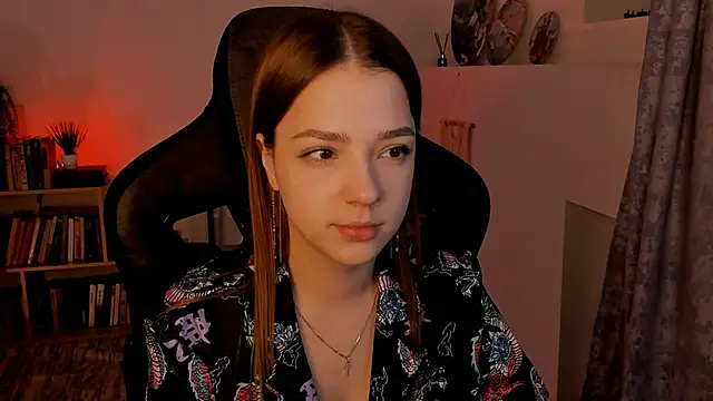 Snapshot of PamBeesly chatting on 01.25.25 PamBeesly online show from 01.25.25