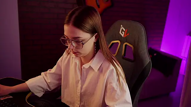 Snapshot of PamBeesly chatting on 01.26.25 PamBeesly online show from 01.26.25