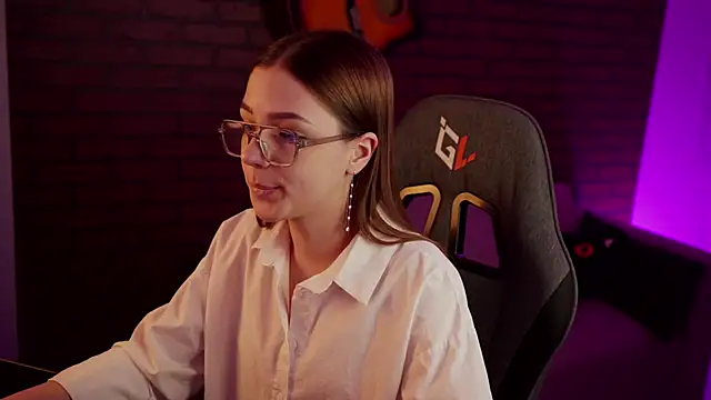 Snapshot of PamBeesly chatting on 01.26.25 PamBeesly online show from 01.26.25