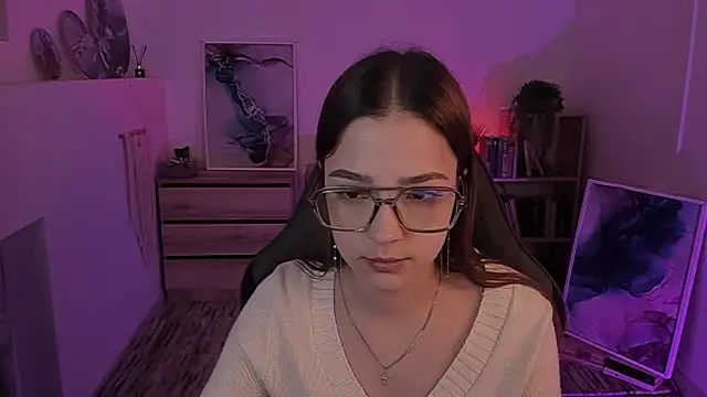 Snapshot of PamBeesly chatting on 02.01.25 PamBeesly online show from 02.01.25