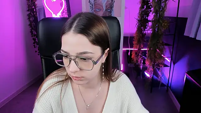 Snapshot of PamBeesly chatting on 02.08.25 PamBeesly online show from 02.08.25