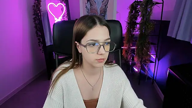 Snapshot of PamBeesly chatting on 02.08.25 PamBeesly online show from 02.08.25