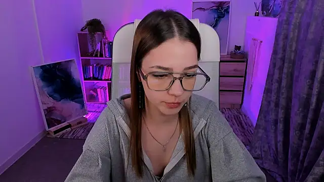 Snapshot of PamBeesly chatting on 02.24.25 PamBeesly online show from 02.24.25