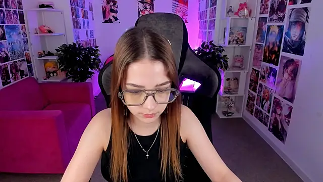 Snapshot of PamBeesly chatting on 03.01.25 PamBeesly online show from 03.01.25