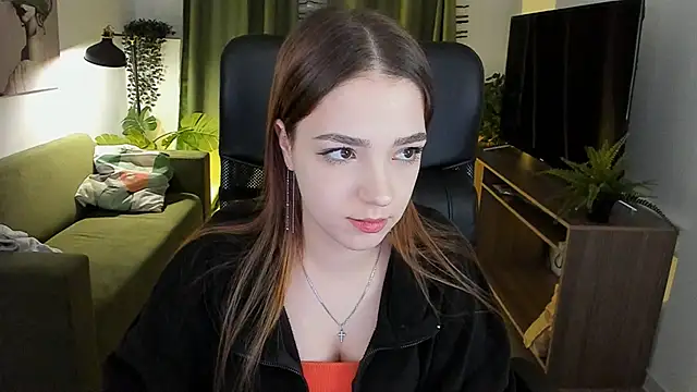 Snapshot of PamBeesly chatting on 03.05.25 PamBeesly online show from 03.05.25