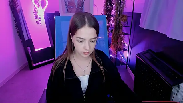 Snapshot of PamBeesly chatting on 03.08.25 PamBeesly online show from 03.08.25