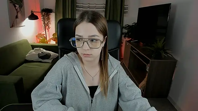 Snapshot of PamBeesly chatting on 03.16.25 PamBeesly online show from 03.16.25