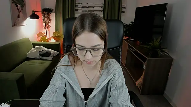 Snapshot of PamBeesly chatting on 03.16.25 PamBeesly online show from 03.16.25