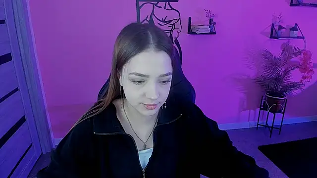 Snapshot of PamBeesly chatting on 03.22.25 PamBeesly online show from 03.22.25