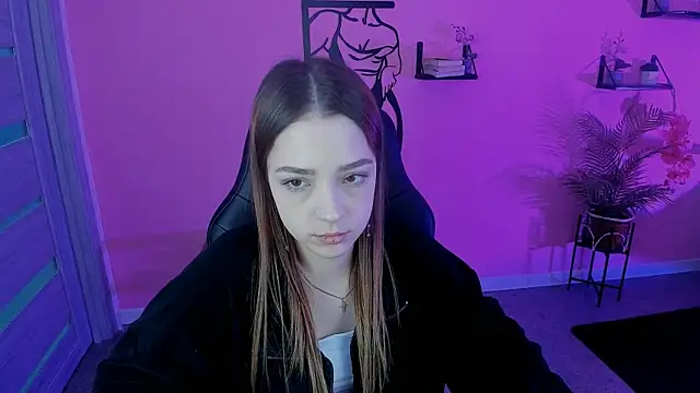 Snapshot of PamBeesly chatting on 03.22.25 PamBeesly online show from 03.22.25