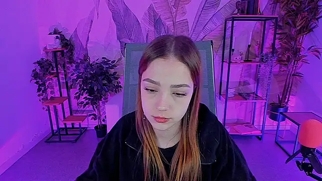 Snapshot of PamBeesly chatting on 03.23.25 PamBeesly online show from 03.23.25