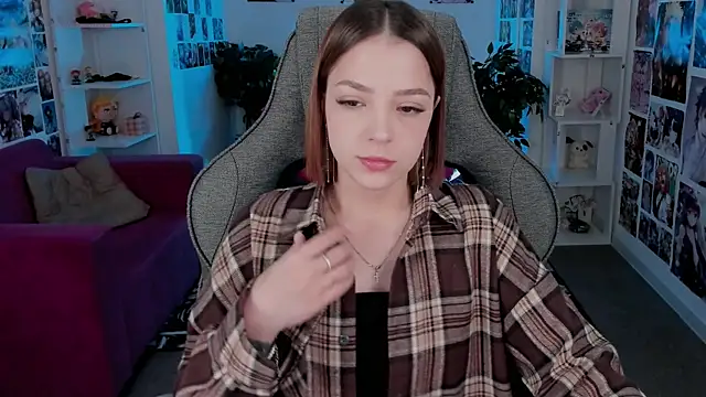 Snapshot of PamBeesly chatting on 09.23.25 PamBeesly online show from 09.23.25