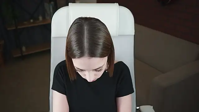 Snapshot of PamBeesly chatting on 09.24.25 PamBeesly online show from 09.24.25