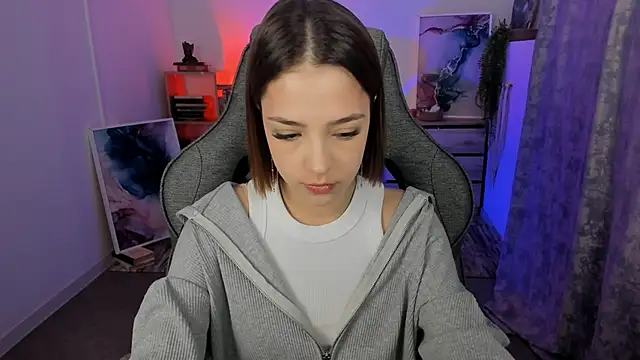 Snapshot of PamBeesly chatting on 09.25.25 PamBeesly online show from 09.25.25