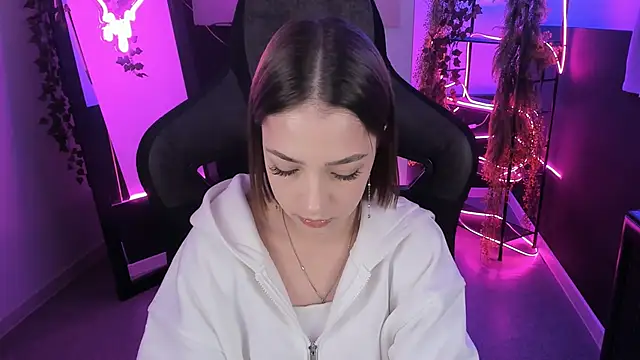 Snapshot of PamBeesly chatting on 09.29.25 PamBeesly online show from 09.29.25