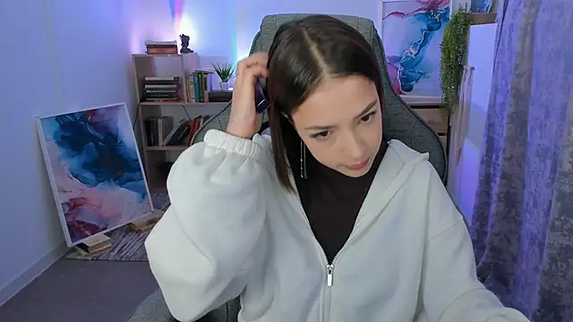 Snapshot of PamBeesly chatting on 10.03.25 PamBeesly online show from 10.03.25