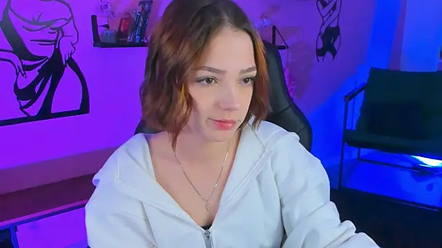 Snapshot of PamBeesly chatting on 10.04.25 PamBeesly online show from 10.04.25