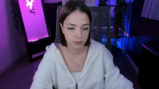 Snapshot of PamBeesly chatting on 10.21.25 PamBeesly online show from 10.21.25