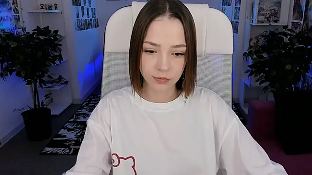 Snapshot of PamBeesly chatting on 10.27.25 PamBeesly online show from 10.27.25