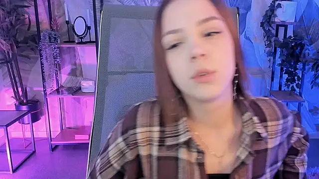 Snapshot of PamBeesly chatting on 10.29.25 PamBeesly online show from 10.29.25