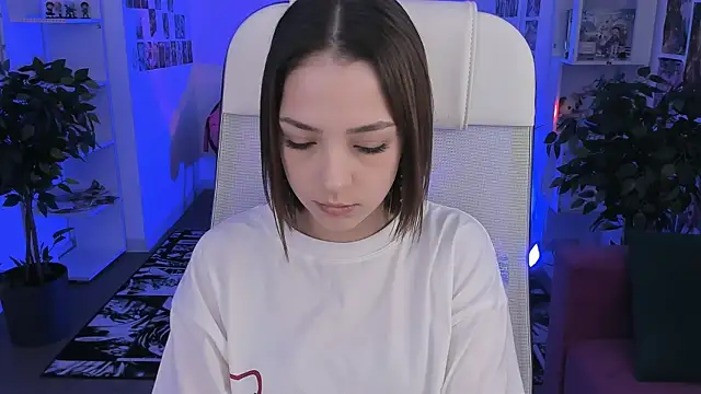 Snapshot of PamBeesly chatting on 10.31.25 PamBeesly online show from 10.31.25