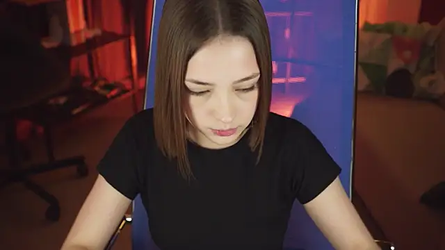 Snapshot of PamBeesly chatting on 11.10.25 PamBeesly online show from 11.10.25