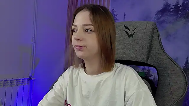 Snapshot of PamBeesly chatting on 11.27.25 PamBeesly online show from 11.27.25