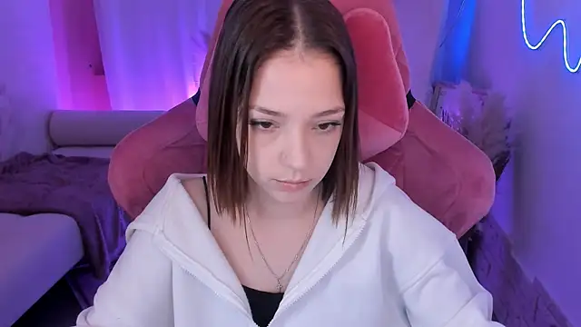 Snapshot of PamBeesly chatting on 12.21.25 PamBeesly online show from 12.21.25