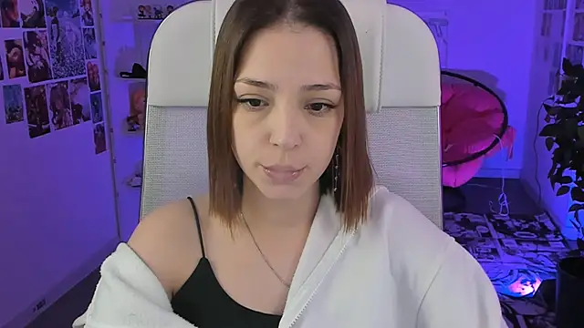 Snapshot of PamBeesly chatting on 12.22.25 PamBeesly online show from 12.22.25