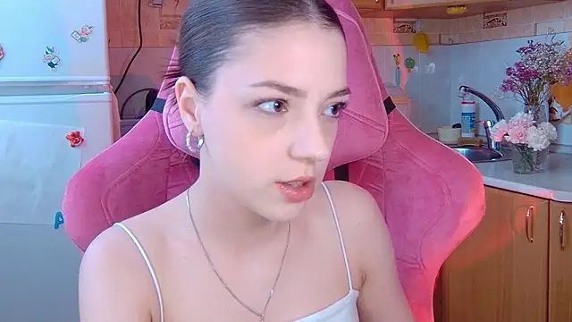 Snapshot of PamBeesly chatting on 02.21.26 PamBeesly online show from 02.21.26