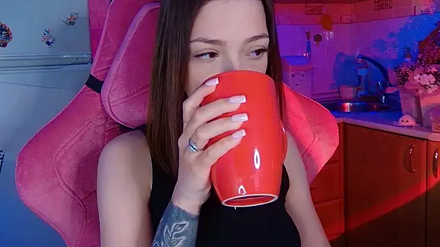 Snapshot of PamBeesly chatting on 03.16.26 PamBeesly online show from 03.16.26