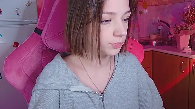 Snapshot of PamBeesly chatting on 04.08.26 PamBeesly online show from 04.08.26