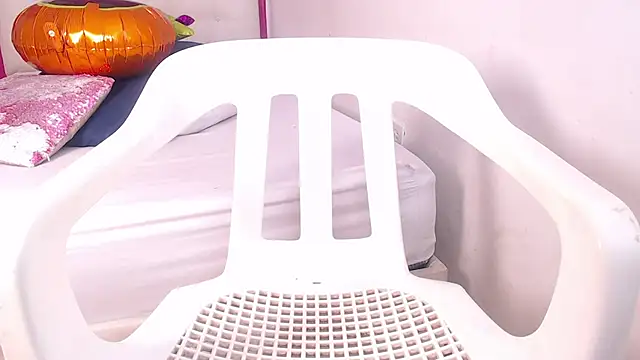 Snapshot of tinyy_whore18 chatting on 11.04.25 tinyy whore18 online show from 11.04.25