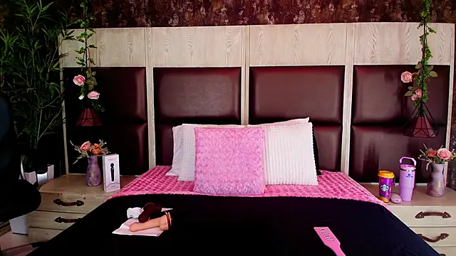 Snapshot of Bella_Smiith_ chatting on 11.08.25 Bella Smiith online show from 11.08.25