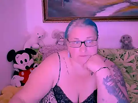 Snapshot of mayamayx chatting on 10.31.25 mayamayx online show from 10.31.25