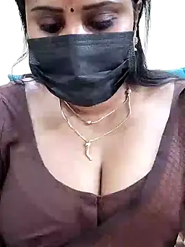 Snapshot of Queenflowerr chatting on 02.11.25 Queenflowerr online show from 02.11.25