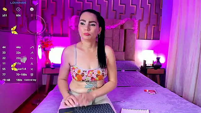 Snapshot of scarlet_hit chatting on 03.23.25 scarlet hit online show from 03.23.25