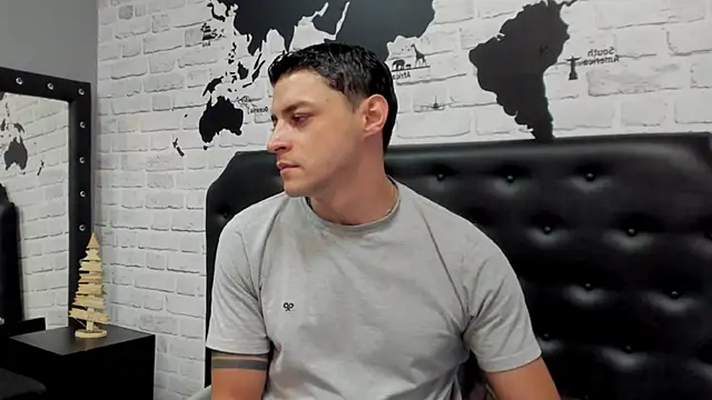 Snapshot of Frank_Millers chatting on 11.25.25 Frank Millers online show from 11.25.25