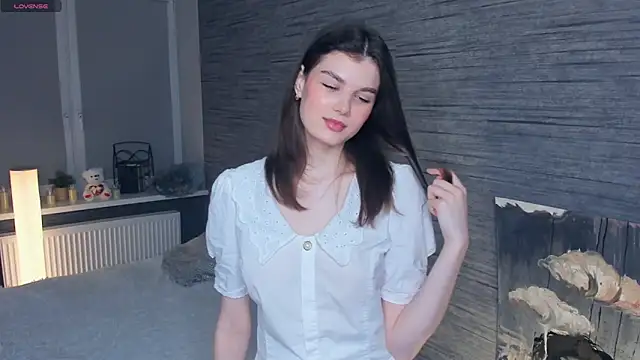 Snapshot of FloraDobb chatting on 03.20.25 FloraDobb online show from 03.20.25