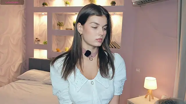 Snapshot of FloraDobb chatting on 09.14.25 FloraDobb online show from 09.14.25