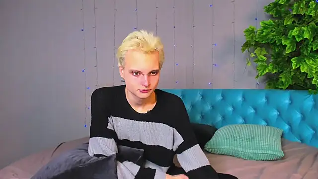 Snapshot of DemianEnglen chatting on 02.02.25 DemianEnglen online show from 02.02.25