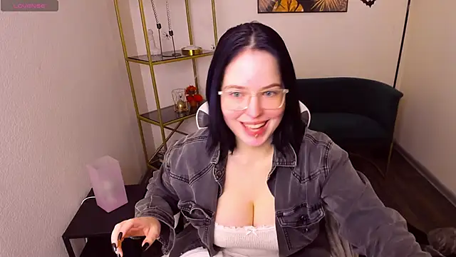 Snapshot of Manic_pixie_ chatting on 10.22.25 Manic pixie online show from 10.22.25