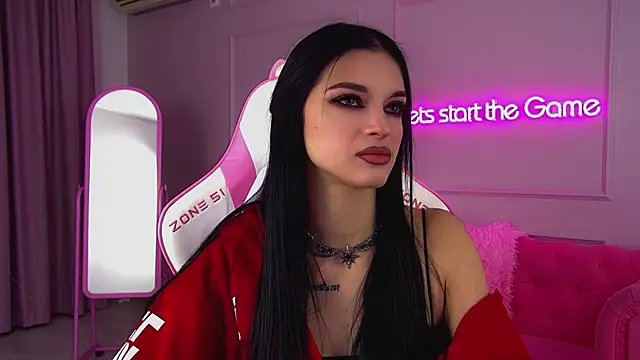 Snapshot of BeverlyMost chatting on 11.26.25 BeverlyMost online show from 11.26.25